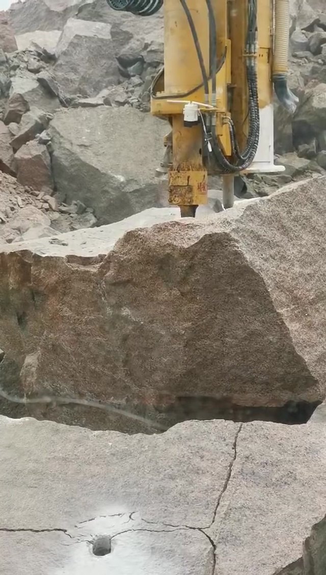 Drill & Split Machine Splitting a Granite Boulder