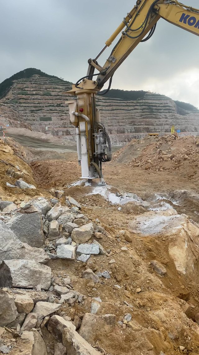 Drill & Split Machine on Foundation Rock